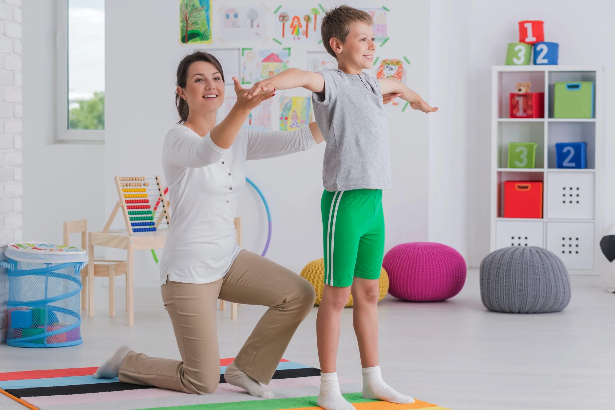 Acompañamiento en el movimiento y estiramiento de un niño.